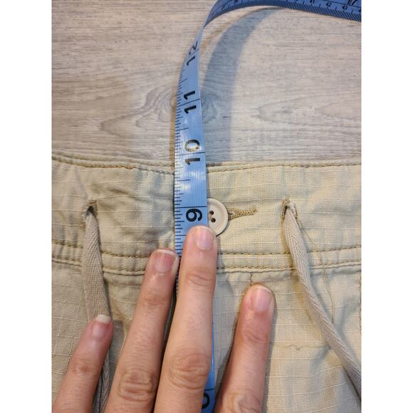 St. Johns bay size 10 womens khaki cargo style shorts - Picture 8 of 9